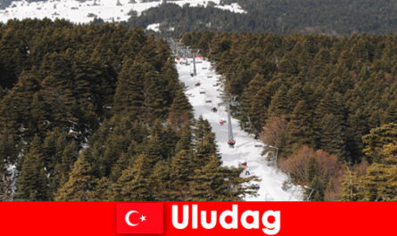 Il viaggio di vacanza popolare per gli sciatori a Uludag in Turchia è in questo momento