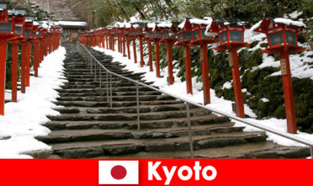 Splendido scenario invernale a Kyoto in Giappone per i vacanzieri termali