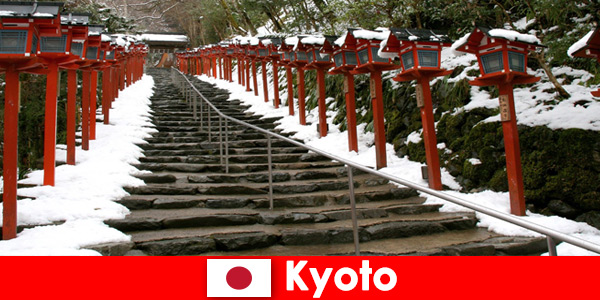 Splendido scenario invernale a Kyoto in Giappone per i vacanzieri termali