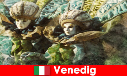 Spettacolo di carnevale per i turisti nella città lagunare di Venezia Italia
