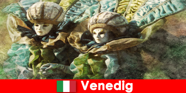 Spettacolo di carnevale per i turisti nella città lagunare di Venezia Italia