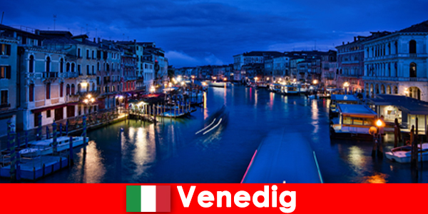 Italia Venezia Donne appassionate come compagne di viaggio in attraenti gite in barca