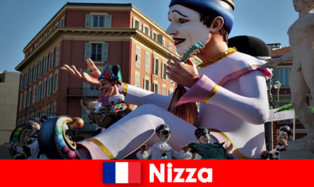 Viaggio per carnavalisti con la famiglia alla tradizionale sfilata di carnevale a Nizza in Francia