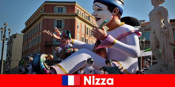 Viaggio per carnavalisti con la famiglia alla tradizionale sfilata di carnevale a Nizza in Francia