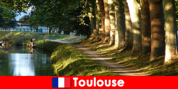 Riposa sulla riva per i viaggiatori a Tolosa in Francia
