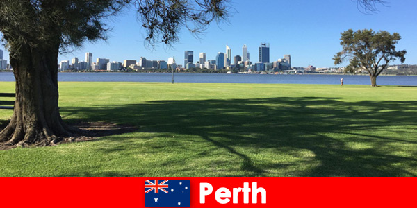 Viaggio avventuroso con gli amici attraverso il paesaggio urbano di Perth in Australia