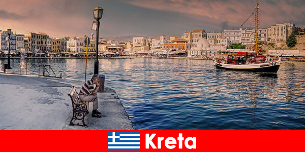 I turisti a Creta in Grecia scoprono deliziose specialità e stile di vita