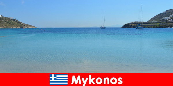 I turisti amano il sole e l'acqua cristallina a Mykonos, in Grecia