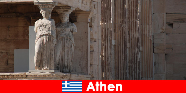 Statue di divinità e miti deliziano i turisti ad Atene in Grecia