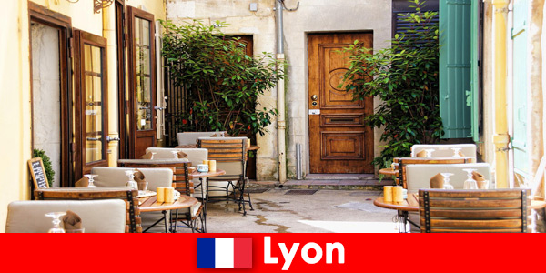 Assapora le prelibatezze nell'amichevole gastronomia di Lione in Francia
