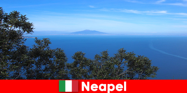 Gli stranieri amano la gioia di vivere e l'ospitalità di Napoli Italia