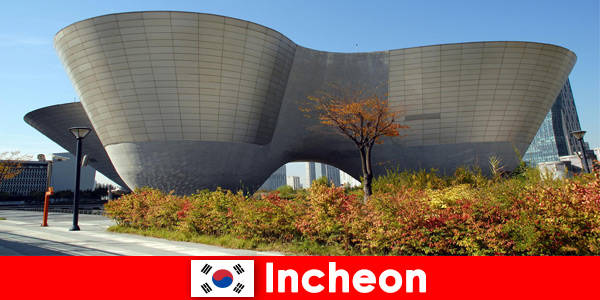 Gli stranieri sono colpiti dalla modernità e dalle antiche tradizioni di Incheon in Corea del Sud