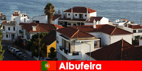 Destinazione di vacanza popolare in Europa è Albufeira in Portogallo per ogni turista