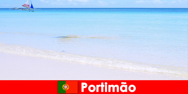 Spiagge fantastiche a Portimão in Por-togallo per rilassarsi dopo lunghe notti di festa