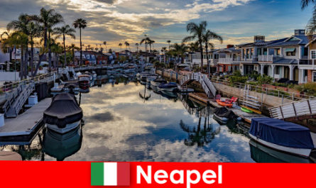 Gita a Napoli Italia per giovani turisti con momenti di piacere esotici
