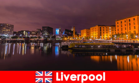I turisti esplorano ricette originali a Liverpool, in Inghilterra, con una guida della città