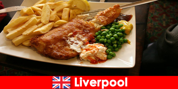 I turisti cenano in modo tradizionale e nazionale a Liverpool, in Inghilterra
