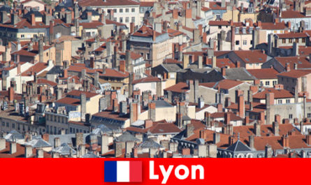 I turisti innamorati sono invitati a gustare le prelibatezze regionali a Lione, in Francia