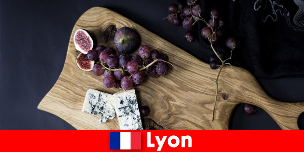 Goditi la cucina fresca a base di pesce, formaggio, uva e molto altro a Lione, in Francia