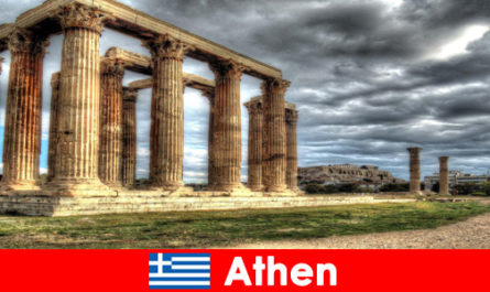 Contrasti come classico e tradizionale attirano milioni di visitatori ad Atene in Grecia