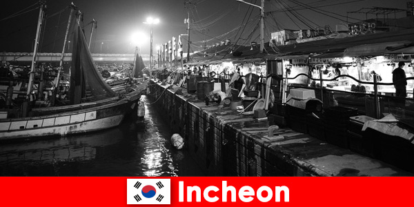 Il mercato notturno del por-to di Incheon in Corea del Sud offre autentici
