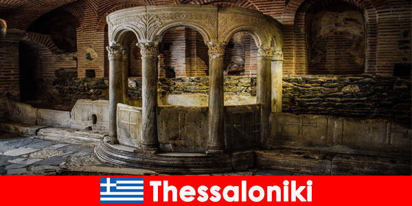I vacanzieri a Salonicco in Grecia visitano le moschee, le chiese e i monasteri