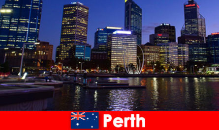 Una scena culturale e una vita notturna sfrenata attendono i giovani viaggiatori a Perth, in Australia