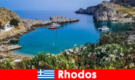 I viaggiatori con lo zaino vivono la natura da vicino a Rodi, in Grecia
