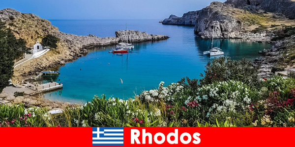 I viaggiatori con lo zaino vivono la natura da vicino a Rodi, in Grecia