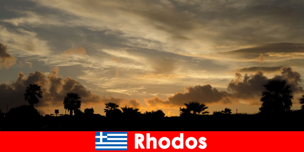 Crepuscolo e temperature fantastiche da sognare a Rodi in Grecia