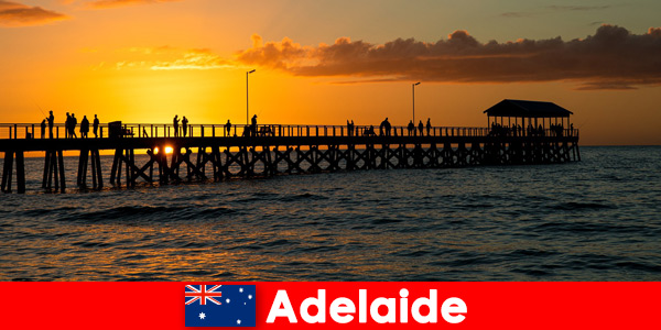 Migliaia di vacanzieri visitano il mare ad Adelaide, in Australia