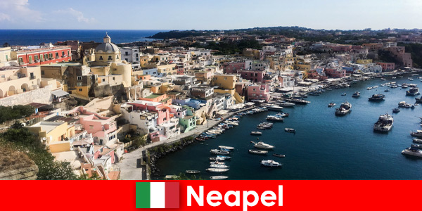 Le vacanze nella città costiera di Napoli Italia sono sempre un’esperienza