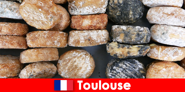I turisti vivono un viaggio culinario intorno al mondo a Tolosa, in Francia
