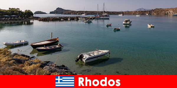 A Rodi in Grecia con barche in mare aperto