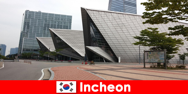 I turisti a Incheon in Corea del Sud sperimentano contrasti come la grande città e la tradizione