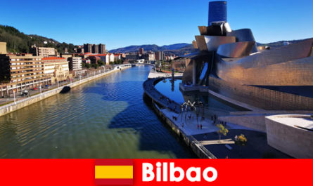 I turisti esplorano Bilbao, in Spagna, in bicicletta in estate