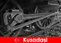 I turisti per hobby visitano il museo all'aperto di vecchie locomotive a Kusadasi, in Turchia
