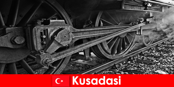I turisti per hobby visitano il museo all’aperto di vecchie locomotive a Kusadasi, in Turchia
