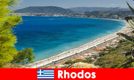 Gli ospiti di Rodi, in Grecia, apprezzano il fascino dell'isola e le fantastiche spiagge