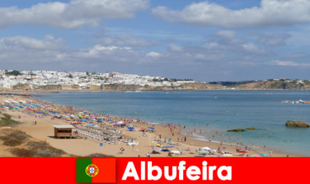 I turisti ad Albufeira in Portogallo sperimentano la natura, il mare e il buon cibo