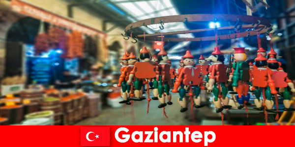 I venditori del mercato con souvenir fatti a mano attendono i turisti a Gaziantep in Turchia