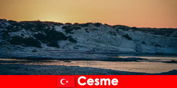I vacanzieri amano le lunghe passeggiate sulla spiaggia di Cesme in Turchia