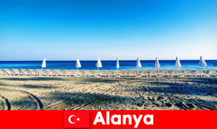 Consiglio: goditi le vacanze ad Alanya, in Turchia, con i bambini che nuotano in spiaggia