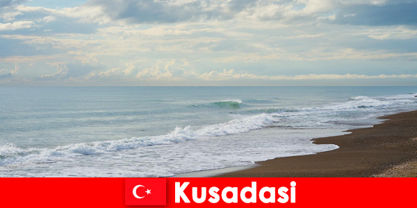 Rilassati e rilassati sulle spiagge di Kusadasi in Turchia