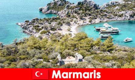 La spiaggia del sole e il viaggio blu attendono i vacanzieri a Marmaris, in Turchia