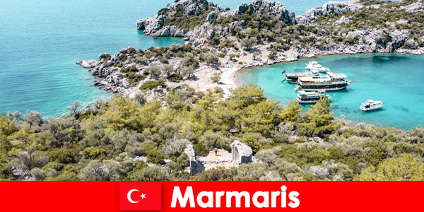 La spiaggia del sole e il viaggio blu attendono i vacanzieri a Marmaris, in Turchia