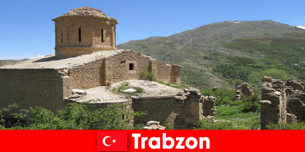 Antiche rovine e luoghi ricchi di storia affascinano tutti a Trabzon, in Turchia