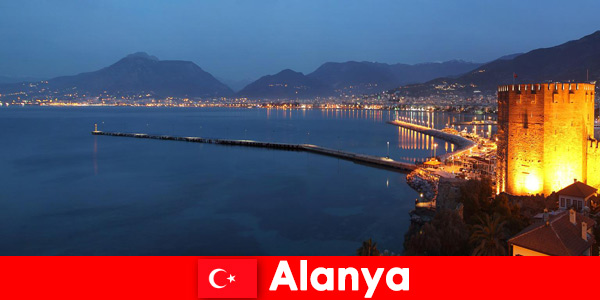 Splendido scenario di eventi la sera ad Alanya in Turchia