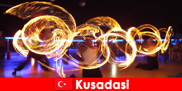 La sera ci sono spettacoli spettacolari per grandi e piccini a Kusadasi in Turchia