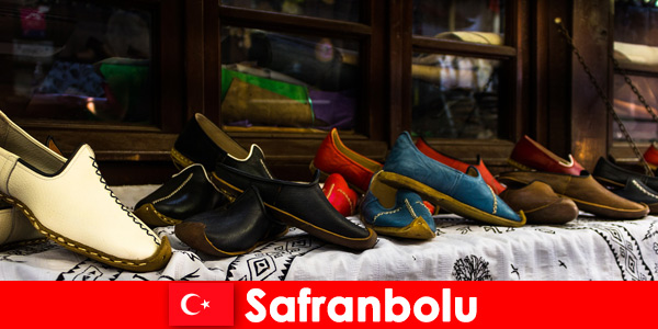 L'artigianato orientale e l'ospitalità attendono gli stranieri a Safranbolu, in Turchia